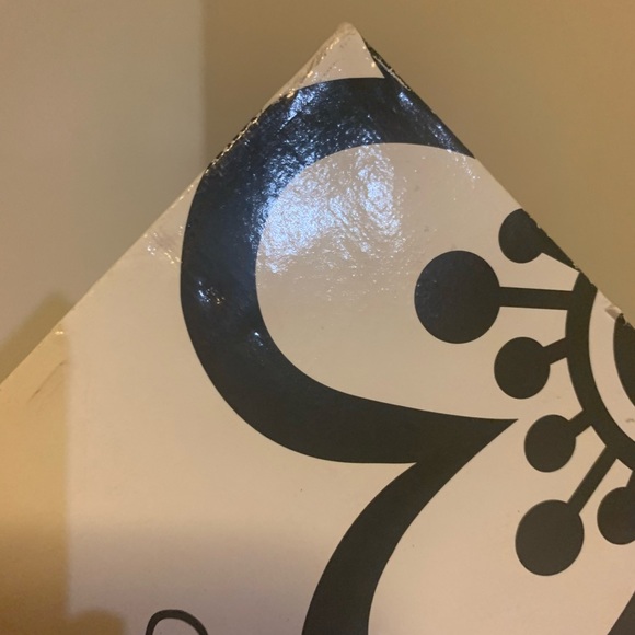 Black & white flower wall artπfree with home purchase - Picture 3 of 4